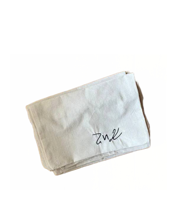 Что подарить, если вас позвали на камерную