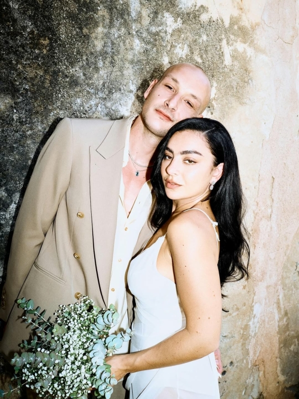 Charli XCX и Джордж Дэниел сыграли свадьбу