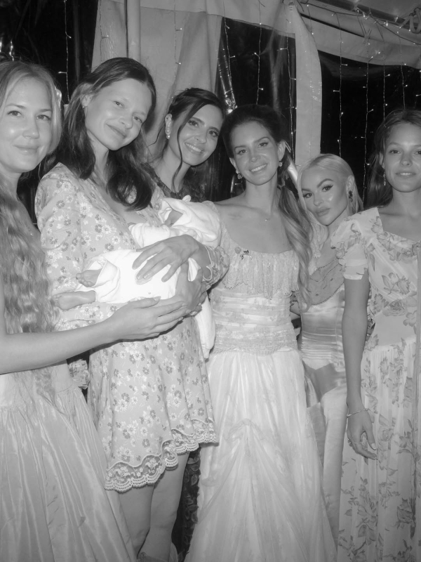 Лана Дель Рей впервые поделилась свадебными фотографиями