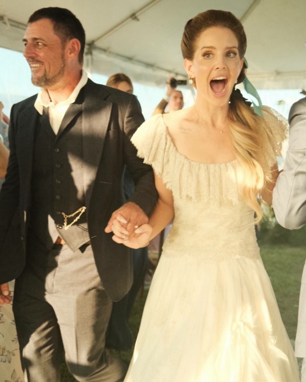 Лана Дель Рей впервые поделилась свадебными фотографиями