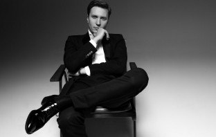 Ведущие Александр Белов