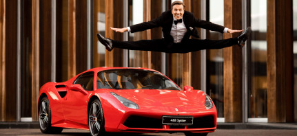 Ведущие Александр Белов