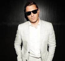 Ведущие Олег Савельев