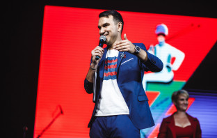 Ведущие Александр Слесарев