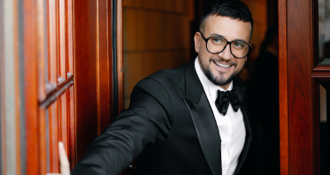 Ведущие Стас Зубков