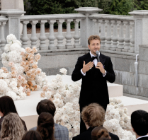 Ведущие Владислав Сапунов